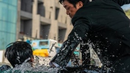개봉 하루 앞두고…히트맨2·검은 수녀들 꺾고 예매율 1위 휩쓴 한국 영화