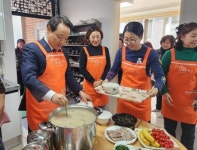 광주시 동구 학동, 경로당 어르신에 떡국 나눔