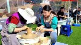 [위키 포토]강진청자축제장에서 청자 물레 체험하는 어린이들