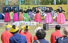 [위키 포토]광주시 서구 서빛마루시니어센터 동아리 버스킹 개최