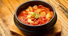 흐린 날 생각나는 김치찌개, 묵은지 없이도 칼칼하게 끓여내는 비법