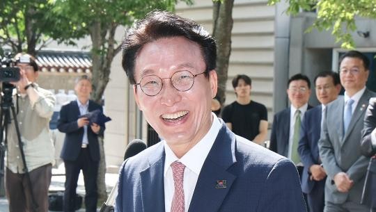 김민석 총리, 식품물가 안정 대책 마련에 힘 모아 노력 중