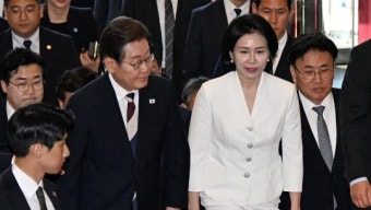 생중계 도중 이재명 대통령 부인 김혜경 여사 밀친 MBN 기자 사과…대통령실 