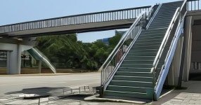 목포서 육교 충돌한 승용차 전복…30대 여성 2명 사망