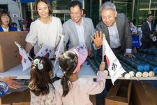 한국자총 계양구지회, 광복 80주년 기념 태극기 2,000개 배부