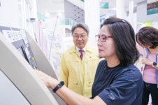[위키 포토]강기정 광주광역시장, 시청 민원시스템 점검