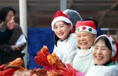 [위키 포토]광주시 북구 우산동, 산타와 김치 담기