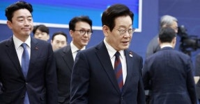 이 대통령 “민주당 70년, 민주주의 역사…원팀으로 빛의 혁명 완수”