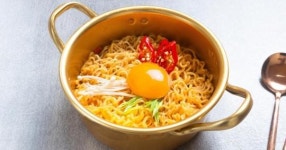 라면 먹고 유난히 졸리다면… 전문가들도 경고한 치명적인 ‘습관’
