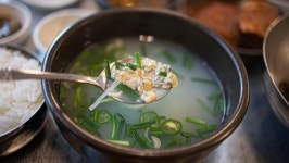 재첩국에 이것 한번 넣어보세요…비린내는 잡고 감칠맛은 폭발합니다