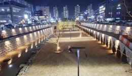 순천 신대천의 변신~ 산책로 걷다 야외 도서관 만나는 ‘수변 핫플’