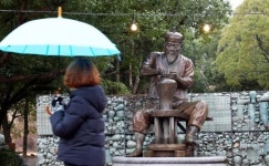 [위키 포토]봄비 젖은 고려청자의 자태~ 강진청자축제장의 ‘빗속 여유’