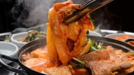 김치찌개에 제발 이것 한 스푼만 넣어보세요…신맛은 잡고 국물 맛은 5년 묵은지급으로 깊어집니다
