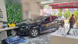 부산 사상구서 70대 운전자 중앙선 넘고 상가 돌진… 자전거 치고 매장까지 덮쳤다
