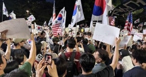 닷새째 이어진 잠실 개표소 봉쇄 시위…현장 곳곳서 충돌 번졌다