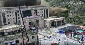 네팔 대홍수 당시 포착된 ‘흙탕물 벽’…건물·차량 순식간에 덮쳤다 (영상)