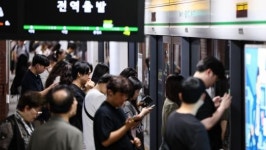 [속보] 서울 지하철 2호선 단전...20분 만에 운행 재개