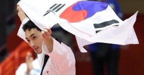 [속보] 윤규성, 태권도 품새 금메달...한국 남자 개인전 3연패
