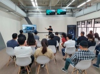 스마트폰 음악 차에서 들을 때 휴대기기 볼륨은 최대로