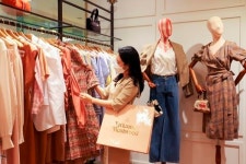 보복소비 노리는 롯데百, 명품 할인 나서