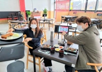 식당 주문부터 퇴식까지 비대면으로…KT·스마트캐스트, AI서비스로봇 기반 KDS 맞손