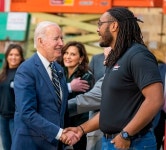 바이든, SK실트론 美공장 방문…中 공급망 인질되지 않을 것