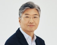 코스맥스그룹, 올리브영 신화 허민호 지주사 대표로 영입