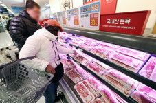 이마트 880원·홈플러스 990원…삼겹살데이 앞둔 유통가 할인 경쟁 치열