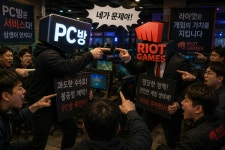 한국만 라이선스비 받는다… PC방 업계, 라이엇 상대 소송전