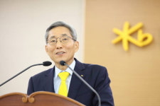 윤종규 KB금융 회장, M&A 언제든 환영…노사 갈등은 대화로