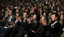 축하해요…조윤선 문체부장관 대중문화예술상 수상자에 박수