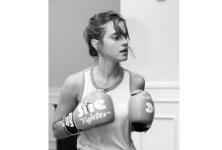 엠마 왓슨, 권투 장갑낀 모습…‘와일드’한 눈빛까지  