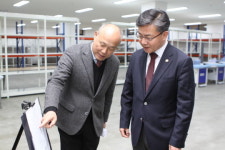 홍용표, 재기 성공 개성공단 기업 찾아 합심하면 새 활로 열릴것