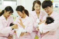 금호리조트, 동방사회복지회 입양대기아동에 손수건·분유 전달