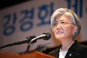 강경화 장관, '문정인 논란' 진화로 업무 시작…한미정상회담 첫 시험대