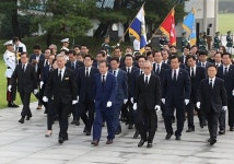 홍준표 대표, 현충원 즐풍목우 휘호·첫 최고위 공식일정 첫발