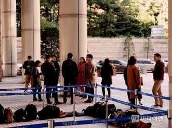 이재용 항소심 현장…새벽부터 뜨거운 방청 열기
