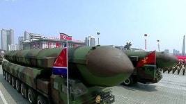 北열병식 화성-14·15형 등장…김정은 부인 리설주도 주석단
