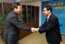 [포토]도종환 장관, 이승열 국제방송교류재단 사장 임명장 수여