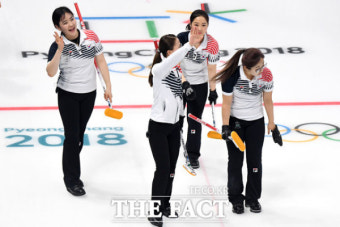 [평창] 한국 여자 컬링, 예선 1위 확정…러시아에 11-2 기권승, 7승1패