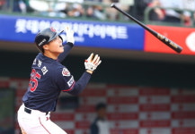 19세 한동희가 잠자던 거인 깨웠다…NC전 동점 3루타로 롯데 7연패 탈출 견인