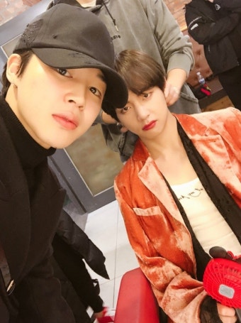 방탄소년단 뷔, 'Singularity' 컴백 트레일러 비하인드컷 공개…장난기 가득