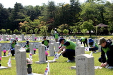 코오롱, 현충일 맞아 국립 서울현충원서 묘역 정화 활동 전개