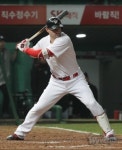 SK 로맥, 7월 MVP 수상…kt 로하스에 기자단 투표 뒤졌지만 팬 투표서 압도