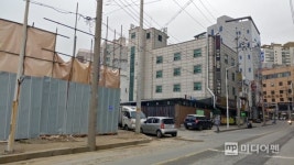 [르포]안양호계 두산위브, 단지는 두동강…주변은 모텔·주점 불야성