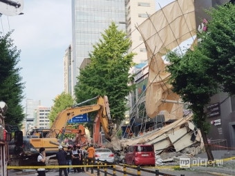 잠원동 철거 현장서 매몰 차량 속 남성 1명 구조, 여성 1명 사망