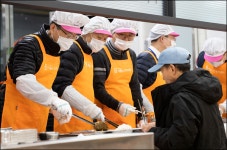 은성수 금융위원장, 설 명절 맞아 급식 봉사활동