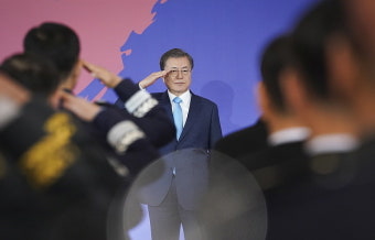 문재인 대통령, 첫 ‘삼정의 다짐’ 의식과 함께 77명 준장에 삼정검 수여