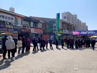 농협마트 끝없는 마스크 구매 대기 줄...공급처 늘려야
