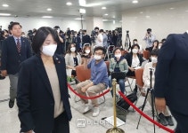 당 부담 덜어 vs 개인 계좌 지출공개해야